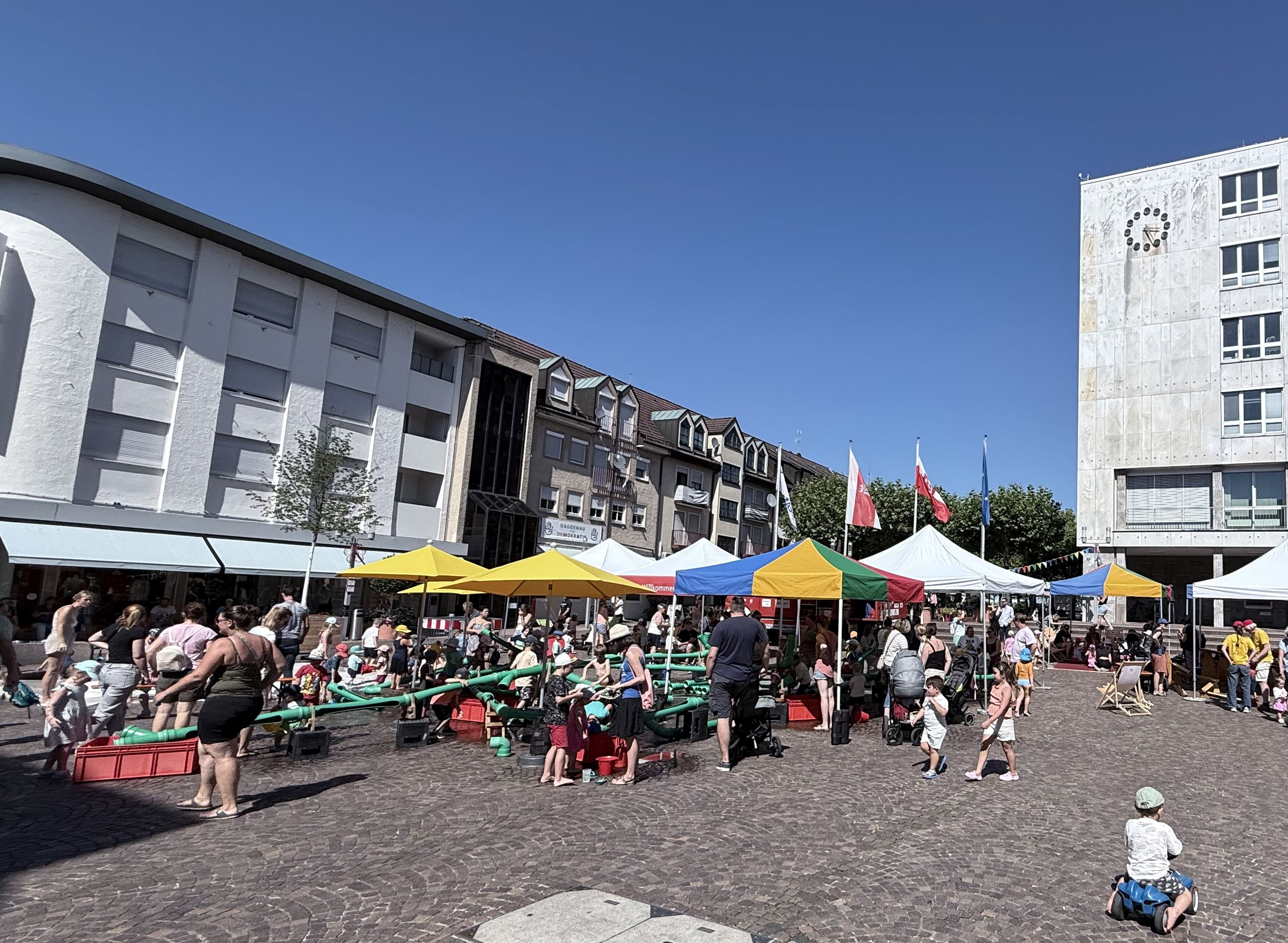 Die Wasserbaustelle von Spiel o Top auf dem Marktplatz in Gaggenau
